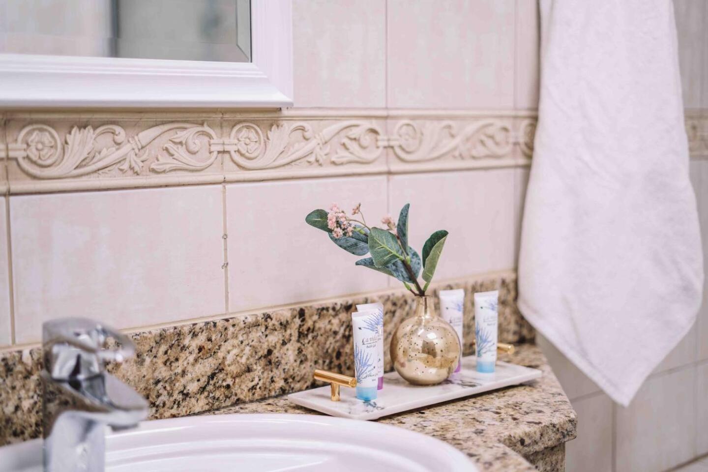Sea & Palm View Elegant 1 Bedroom Apartment ドバイ エクステリア 写真